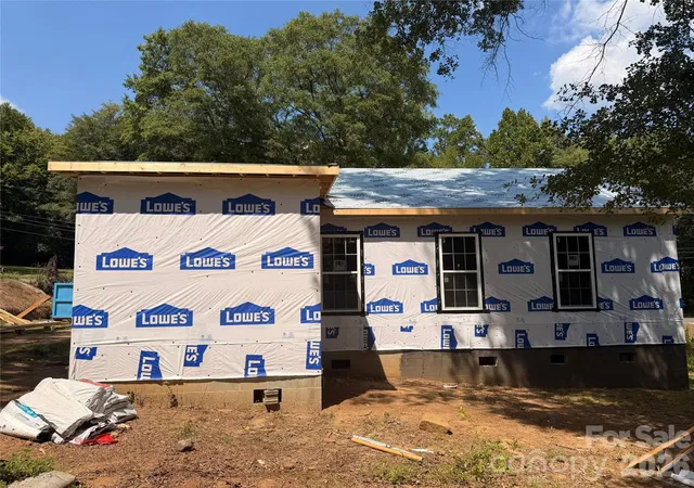 Photo 3 of Single family home for sale at 207 Mauney St, Mount Holly, NC 28120 | MLS# 4420290 | Listing updated on 2026-09-28