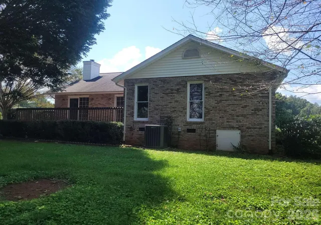 Photo 4 of Single family home for sale at 1275 Grady Ln, Hickory, NC 28602 | MLS# 4420304 | Listing updated on 2026-09-14