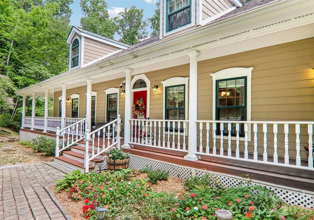 Photo 1 of Single family home for sale at 16 Hobe Crst, Hendersonville, NC 28792 | MLS# 4420313 | Listing updated on 2026-09-25