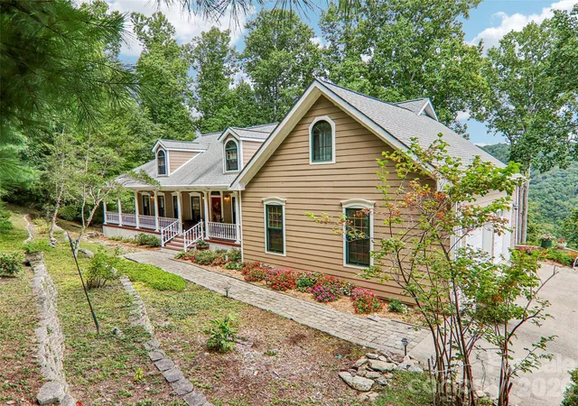 Photo 2 of Single family home for sale at 16 Hobe Crst, Hendersonville, NC 28792 | MLS# 4420313 | Listing updated on 2026-09-25