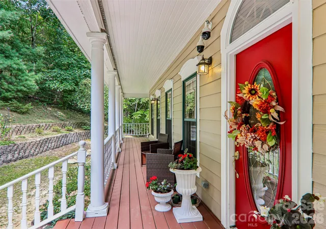 Photo 3 of Single family home for sale at 16 Hobe Crst, Hendersonville, NC 28792 | MLS# 4420313 | Listing updated on 2026-09-25