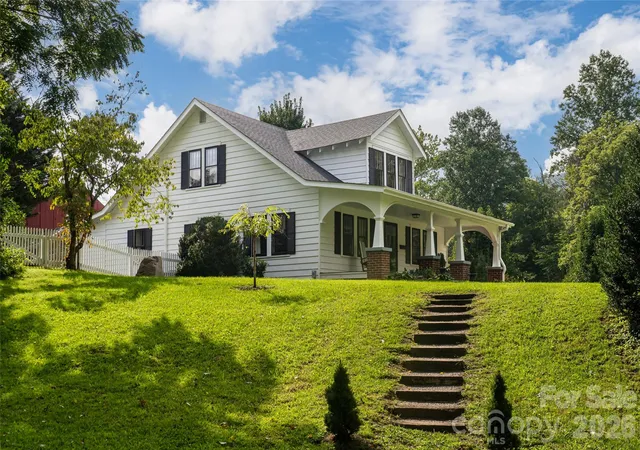 Photo 1 of Single family home for sale at 947 Highway 226 N, Bakersville, NC 28705 | MLS# 4420320 | Listing updated on 2026-09-15