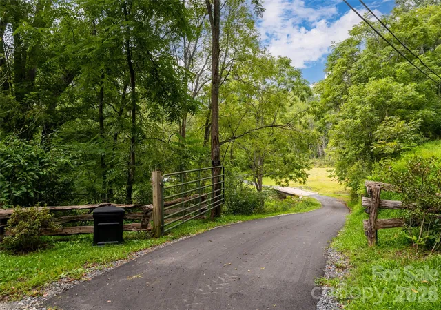 Photo 2 of Single family home for sale at 947 Highway 226 N, Bakersville, NC 28705 | MLS# 4420320 | Listing updated on 2026-09-15