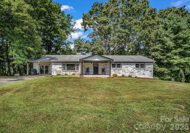 Photo 1 of Single family home for sale at 3208 Florida Dr, Hendersonville, NC 28792 | MLS# 4420340 | Listing updated on 2026-09-13