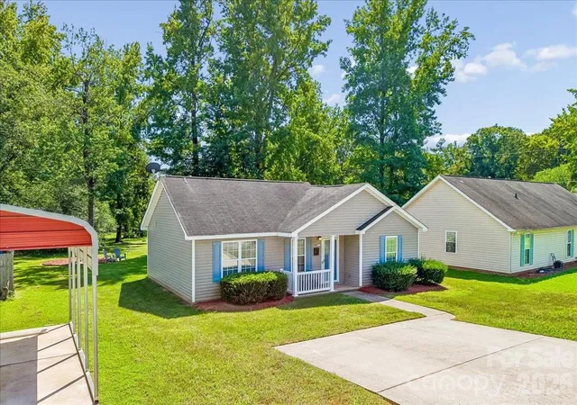 Photo 3 of Sale Pending at 551 Porter St, Charlotte, NC 28208 | MLS# 4420358 | Listing updated on 2026-09-29