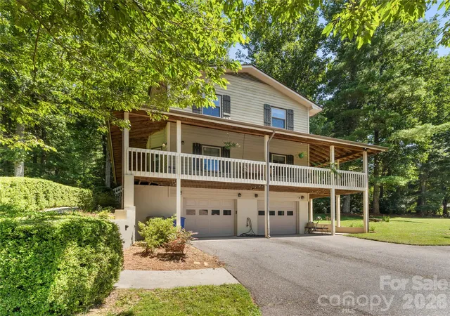 Photo 3 of Single family home for sale at 121 Churchill Downs Dr, Fairview, NC 28730 | MLS# 4420443 | Listing updated on 2026-10-06