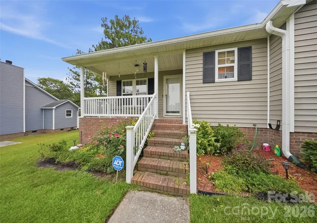 Photo 3 of Sale Pending at 100 N Donar Dr, Columbia, SC 29229 | MLS# 4420466 | Listing updated on 2026-09-15