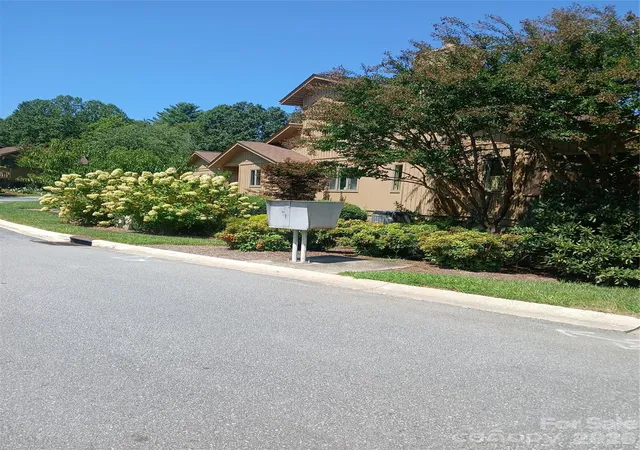 Photo 2 of Condo for sale at 304 Red Oak Dr, Hendersonville, NC 28791 | MLS# 4420508 | Listing updated on 2026-09-23