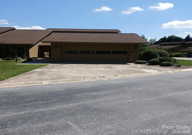 Photo 3 of Condo for sale at 304 Red Oak Dr, Hendersonville, NC 28791 | MLS# 4420508 | Listing updated on 2026-09-23