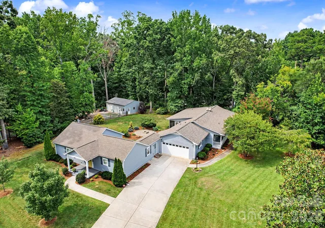 Photo 1 of Single family home for sale at 3201 Fairforest Dr, Matthews, NC 28104 | MLS# 4420523 | Listing updated on 2026-09-15