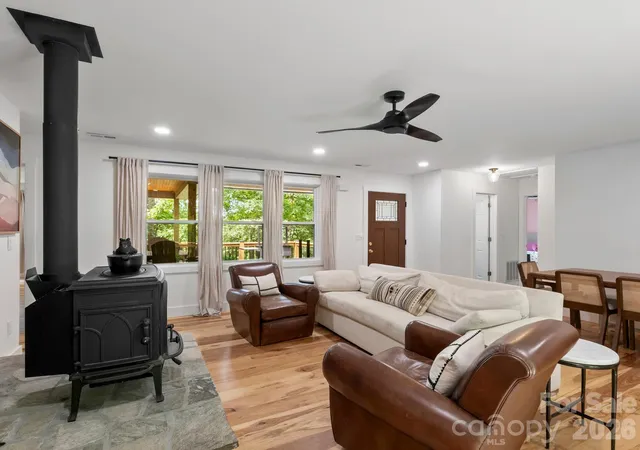 Photo 4 of Single family home for sale at 41 Bear Trl, Fairview, NC 28730 | MLS# 4420605 | Listing updated on 2026-09-25