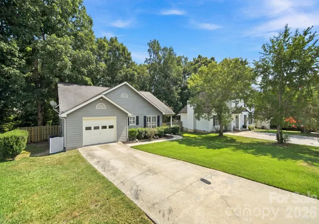 Photo 2 of Single family home for sale at 167 Sea Is Blvd, Fort Mill, SC 29708 | MLS# 4420678 | Listing updated on 2026-09-12