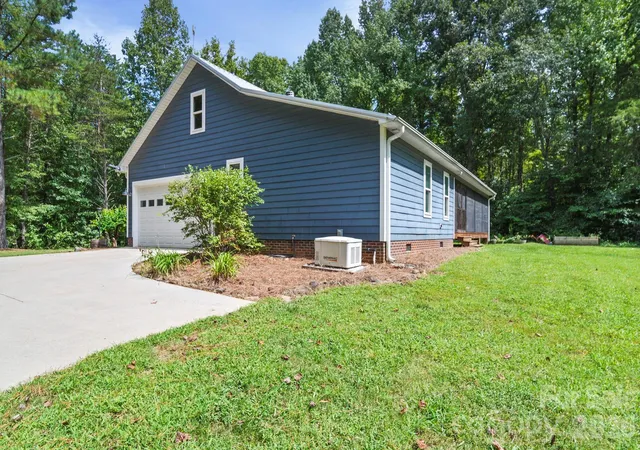 Photo 4 of Single family home for sale at 635 Rhododendron Dr, Salisbury, NC 28146 | MLS# 4420684 | Listing updated on 2026-09-15