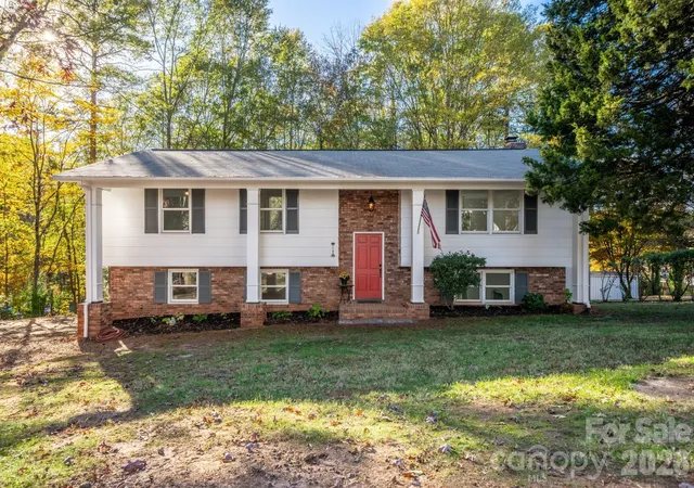 Photo 1 of Single family home for sale at 1185 10th Street Pl Nw, Hickory, NC 28601 | MLS# 4420689 | Listing updated on 2026-09-22