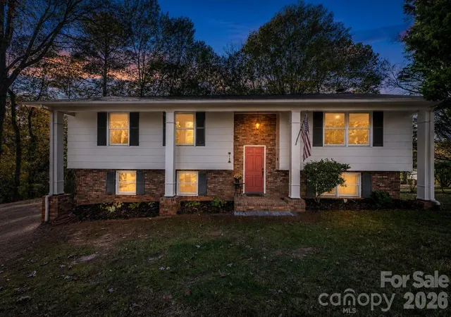 Photo 2 of Single family home for sale at 1185 10th Street Pl Nw, Hickory, NC 28601 | MLS# 4420689 | Listing updated on 2026-09-22
