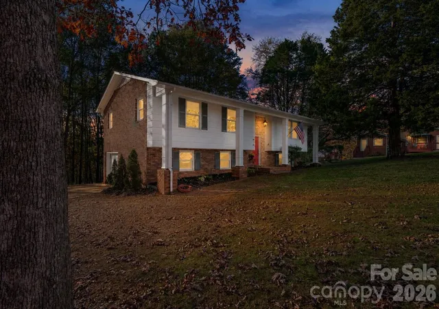 Photo 3 of Single family home for sale at 1185 10th Street Pl NW, Hickory, NC 28601 | MLS# 4420689 | Listing updated on 2026-09-22
