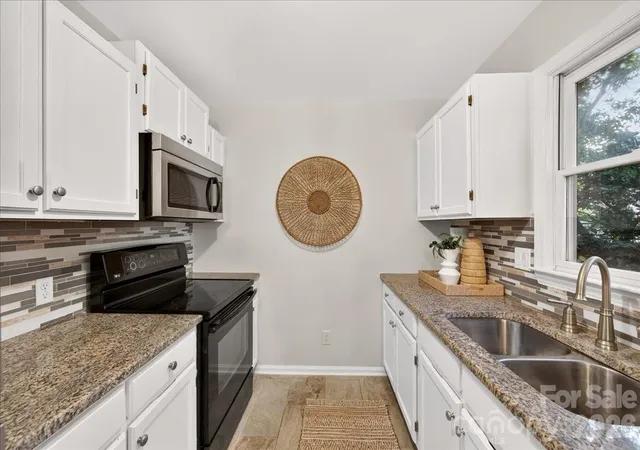 Listing Photo 4 - Condo for sale in building located at 430 Queens Rd, Charlotte, NC 28207 - Unit #122