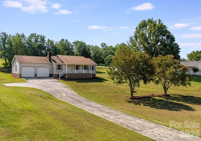 Photo 2 of Single family home for sale at 3020 Vernell Ln, Shelby, NC 28150 | MLS# 4420785 | Listing updated on 2026-09-11