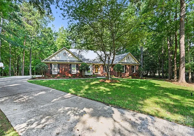 Photo 2 of Sale Pending at 14905 Wyndham Oaks Dr, Charlotte, NC 28277 | MLS# 4420828 | Listing updated on 2026-09-11