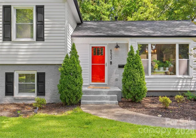 Photo 3 of Sale Pending at 6623 Long Meadow Rd, Charlotte, NC 28210 | MLS# 4420859 | Listing updated on 2026-09-11