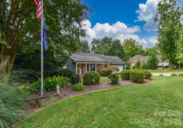 Photo 2 of Single family home for sale at 127 Fairway Dr, Mooresville, NC 28117 | MLS# 4420861 | Listing updated on 2026-09-24