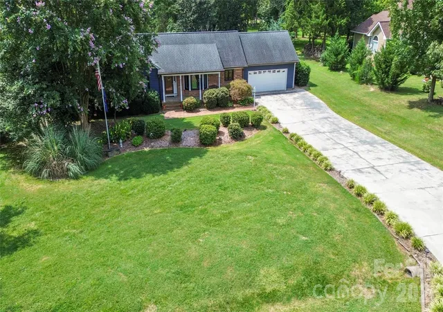 Photo 3 of Single family home for sale at 127 Fairway Dr, Mooresville, NC 28117 | MLS# 4420861 | Listing updated on 2026-09-24