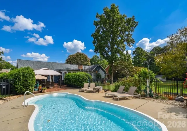 Photo 2 of Single family home for sale at 127 Fairway Dr, Mooresville, NC 28117 | MLS# 4420861 | Listing updated on 2026-10-08
