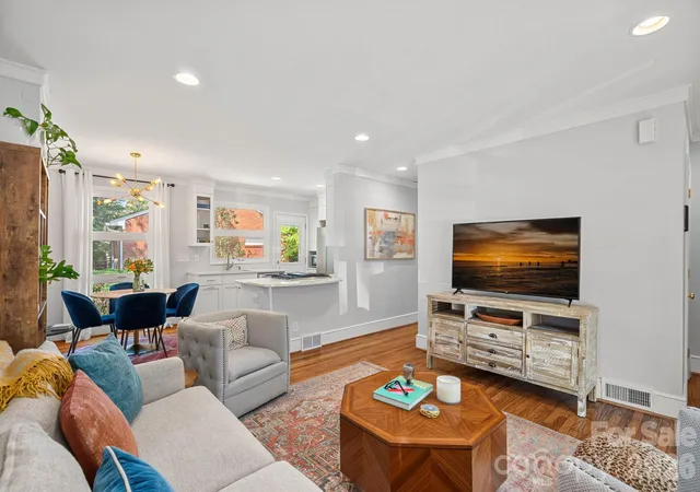 Listing Photo 5 - Condo for sale in building located at 4703 Woodlark Ln, Charlotte, NC 28211