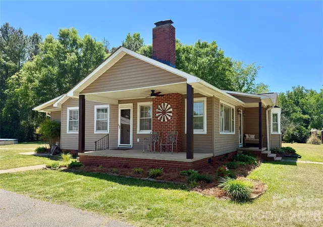 Photo 2 of Single family home for sale at 917 W Pine St, Blacksburg, SC 29702 | MLS# 4421178 | Listing updated on 2026-09-28