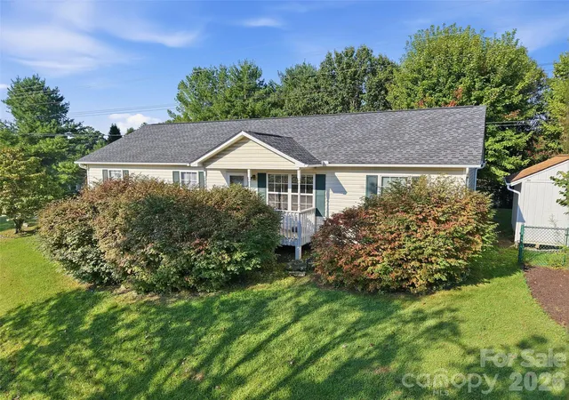 Photo 2 of Single family home for sale at 11 Brant Ln, Weaverville, NC 28787 | MLS# 4421295 | Listing updated on 2026-10-05