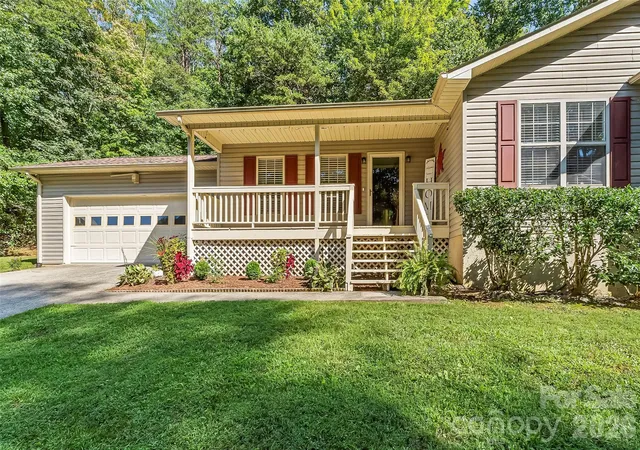Photo 3 of Single family home for sale at 132 Dogwood Hts Dr, Marion, NC 28752 | MLS# 4421335 | Listing updated on 2026-09-18