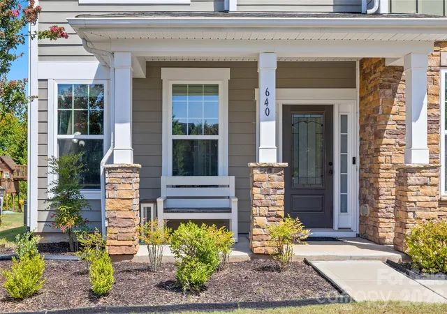 Photo 2 of Single family home for sale at 640 Maple Hl Dr, Fort Mill, SC 29715 | MLS# 4421369 | Listing updated on 2026-09-22