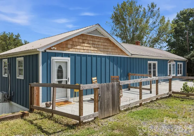 Photo 2 of Single family home for sale at 2119 Pisgah Dr, Canton, NC 28716 | MLS# 4421385 | Listing updated on 2026-09-15