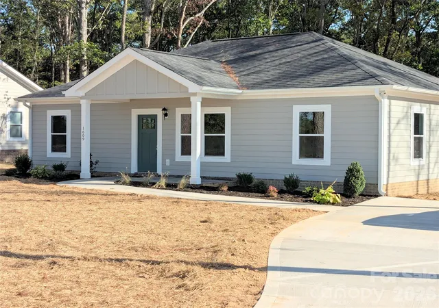 Photo 1 of Single family home for sale at 1609 N Sutherland Ave, Monroe, NC 28110 | MLS# 4421643 | Listing updated on 2026-09-13