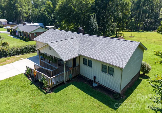 Photo 2 of Single family home for sale at 1292 Creekwood Dr, Morganton, NC 28655 | MLS# 4421743 | Listing updated on 2026-10-01