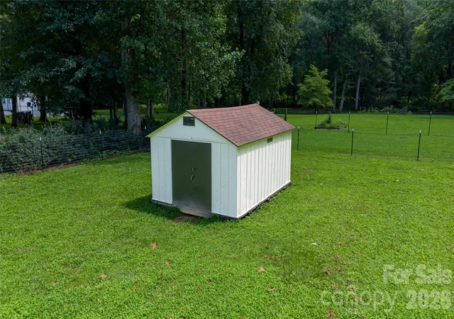 Photo 4 of Single family home for sale at 1292 Creekwood Dr, Morganton, NC 28655 | MLS# 4421743 | Listing updated on 2026-10-01