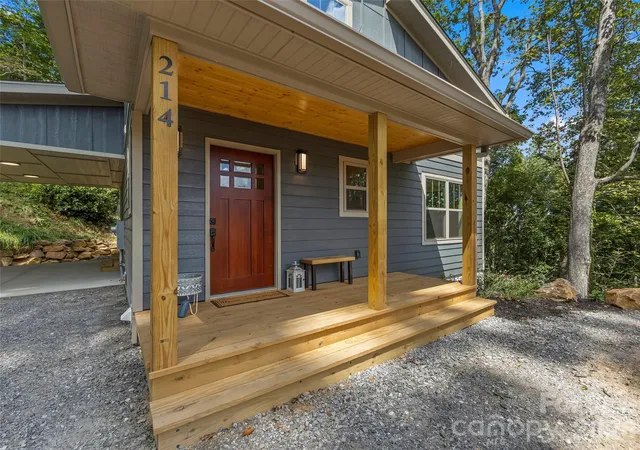 Photo 3 of Single family home for sale at 214 Aster Ridge Dr, Waynesville, NC 28786 | MLS# 4421869 | Listing updated on 2026-09-26