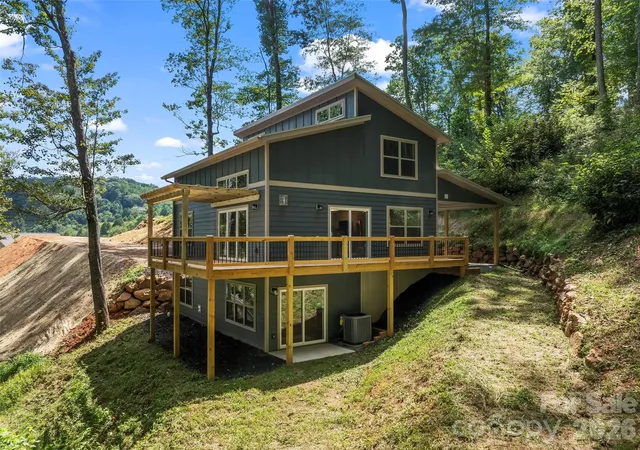 Photo 3 of Single family home for sale at 214 Aster Ridge Dr, Waynesville, NC 28786 | MLS# 4421869 | Listing updated on 2026-09-26