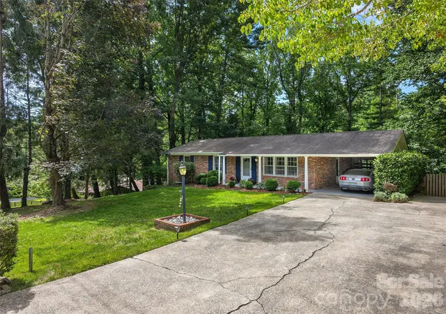 Photo 1 of Single family home for sale at 921 Indian Hl Rd, Hendersonville, NC 28791 | MLS# 4421924 | Listing updated on 2026-09-11