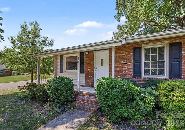 Photo 2 of Single family home for sale at 701 Bilmark Ave, Charlotte, NC 28213 | MLS# 4421926 | Listing updated on 2026-09-22