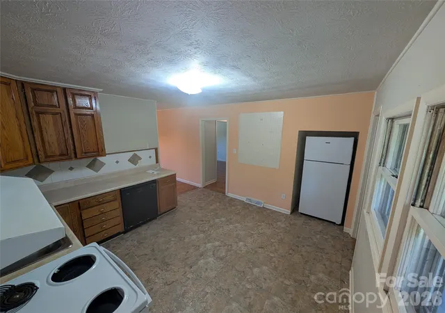 Photo 4 of Single family home for sale at 202 Melody Cir, Swannanoa, NC 28778 | MLS# 4421934 | Listing updated on 2026-10-01