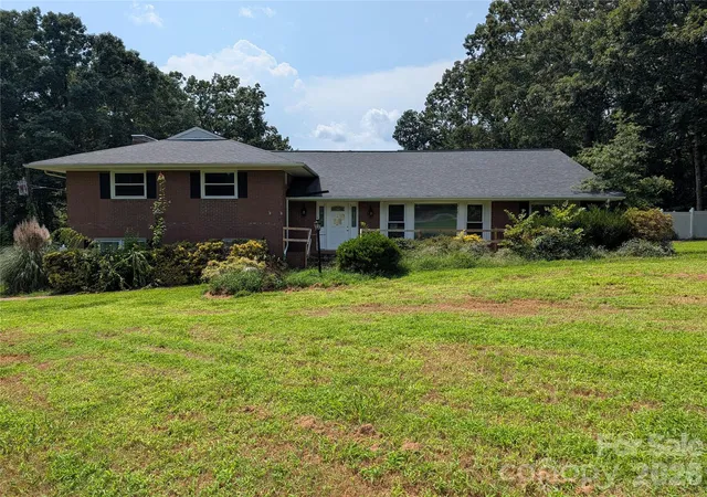 Photo 1 of Single family home for sale at 220 Augusta Dr, Statesville, NC 28625 | MLS# 4422031 | Listing updated on 2026-10-07