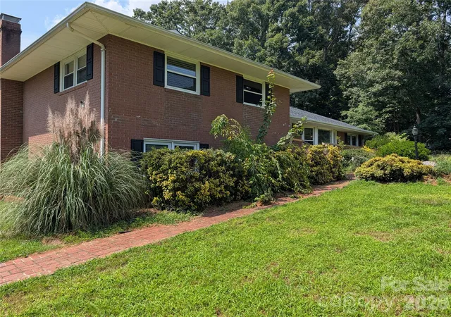 Photo 3 of Single family home for sale at 220 Augusta Dr, Statesville, NC 28625 | MLS# 4422031 | Listing updated on 2026-10-07