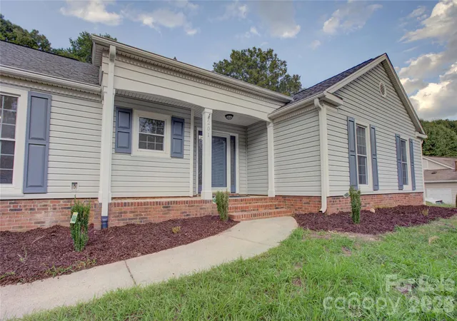 Photo 2 of Single family home for sale at 201 Sandymead Rd, Matthews, NC 28105 | MLS# 4422049 | Listing updated on 2026-09-13