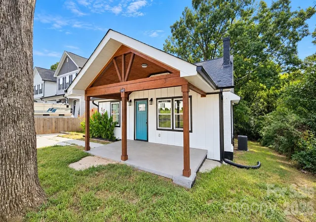 Photo 2 of Single family home for sale at 142 S Morrow Ave, Albemarle, NC 28001 | MLS# 4422142 | Listing updated on 2026-09-15
