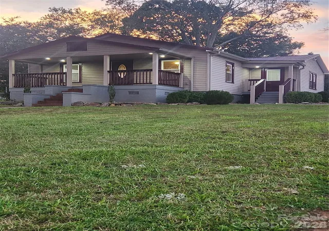 Photo 1 of Single family home for sale at 8 N Summit Ave, Granite Falls, NC 28630 | MLS# 4422269 | Listing updated on 2026-09-14