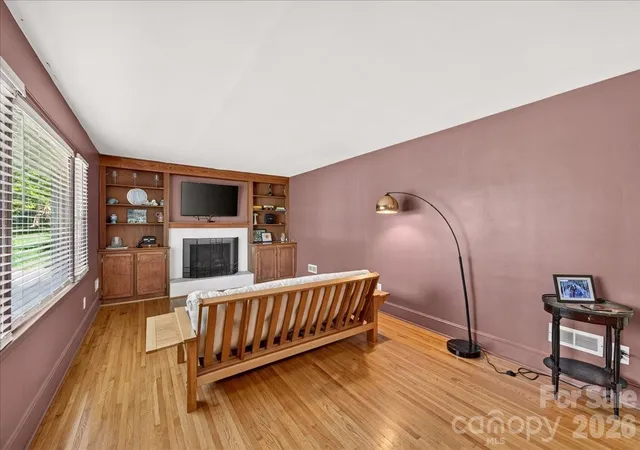 Photo 3 of Sale Pending at 1442 Plumcrest Dr, Charlotte, NC 28216 | MLS# 4422358 | Listing updated on 2026-09-15