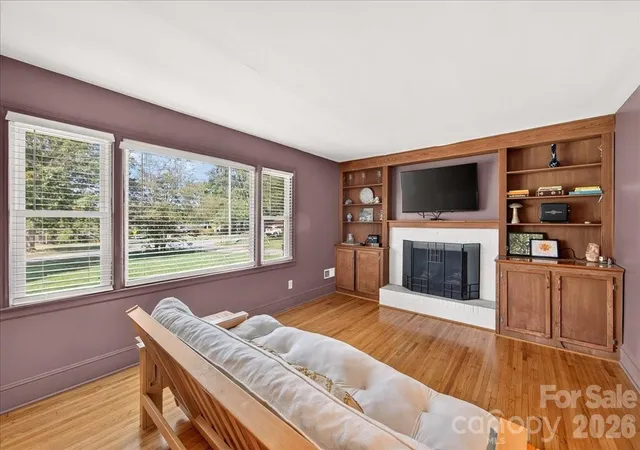 Photo 4 of Sale Pending at 1442 Plumcrest Dr, Charlotte, NC 28216 | MLS# 4422358 | Listing updated on 2026-09-15