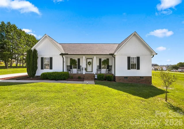 Photo 1 of Single family home for sale at 3294 Cascade Trl, Lincolnton, NC 28092 | MLS# 4422444 | Listing updated on 2026-10-01