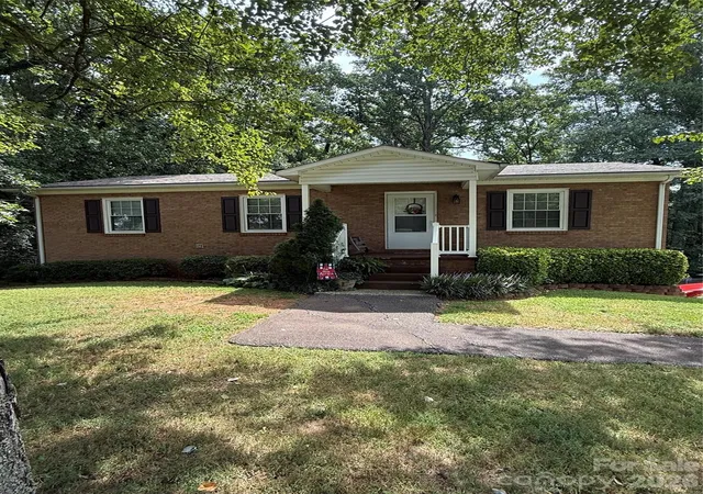 Photo 2 of Single family home for sale at 192 Heritage View Rd, Hickory, NC 28601 | MLS# 4422454 | Listing updated on 2026-09-11